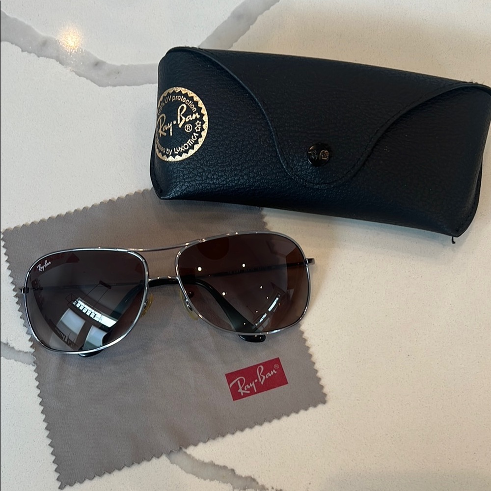 Ray-Ban Silver Sunglasses with Sleek Design